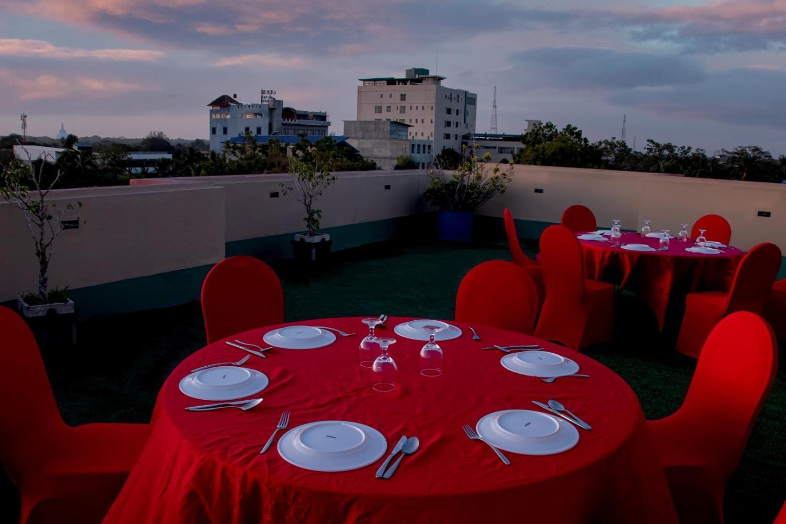Kanola Luxury Hotel Anuradhapura Buitenkant foto