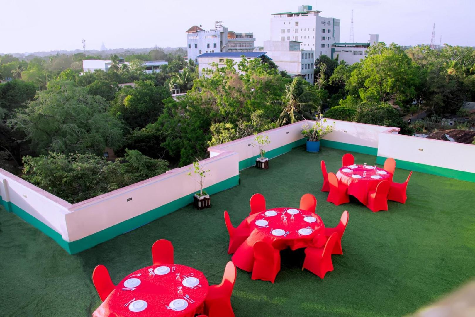 Kanola Luxury Hotel Anuradhapura Buitenkant foto